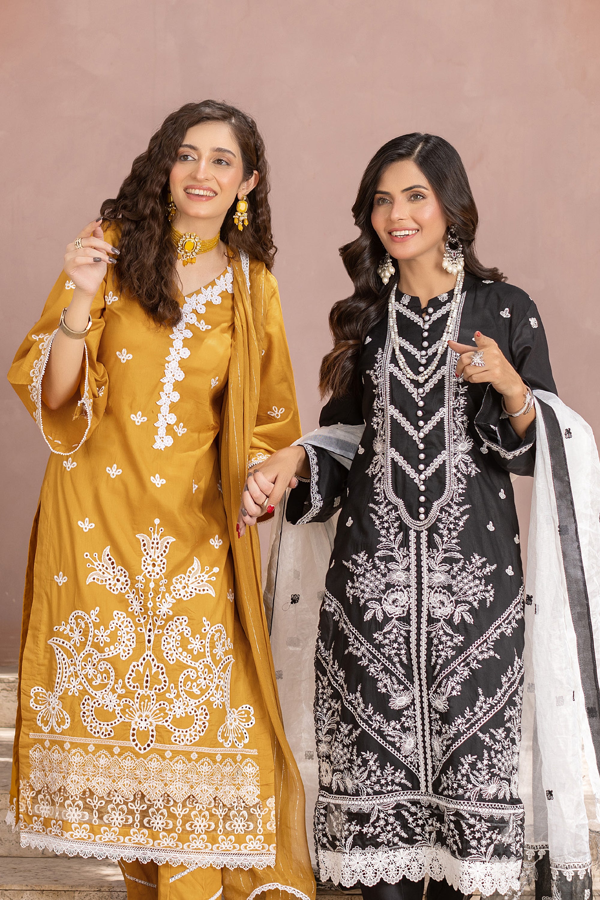 Rajis Mehak e Jahan features a timeless black and white combination