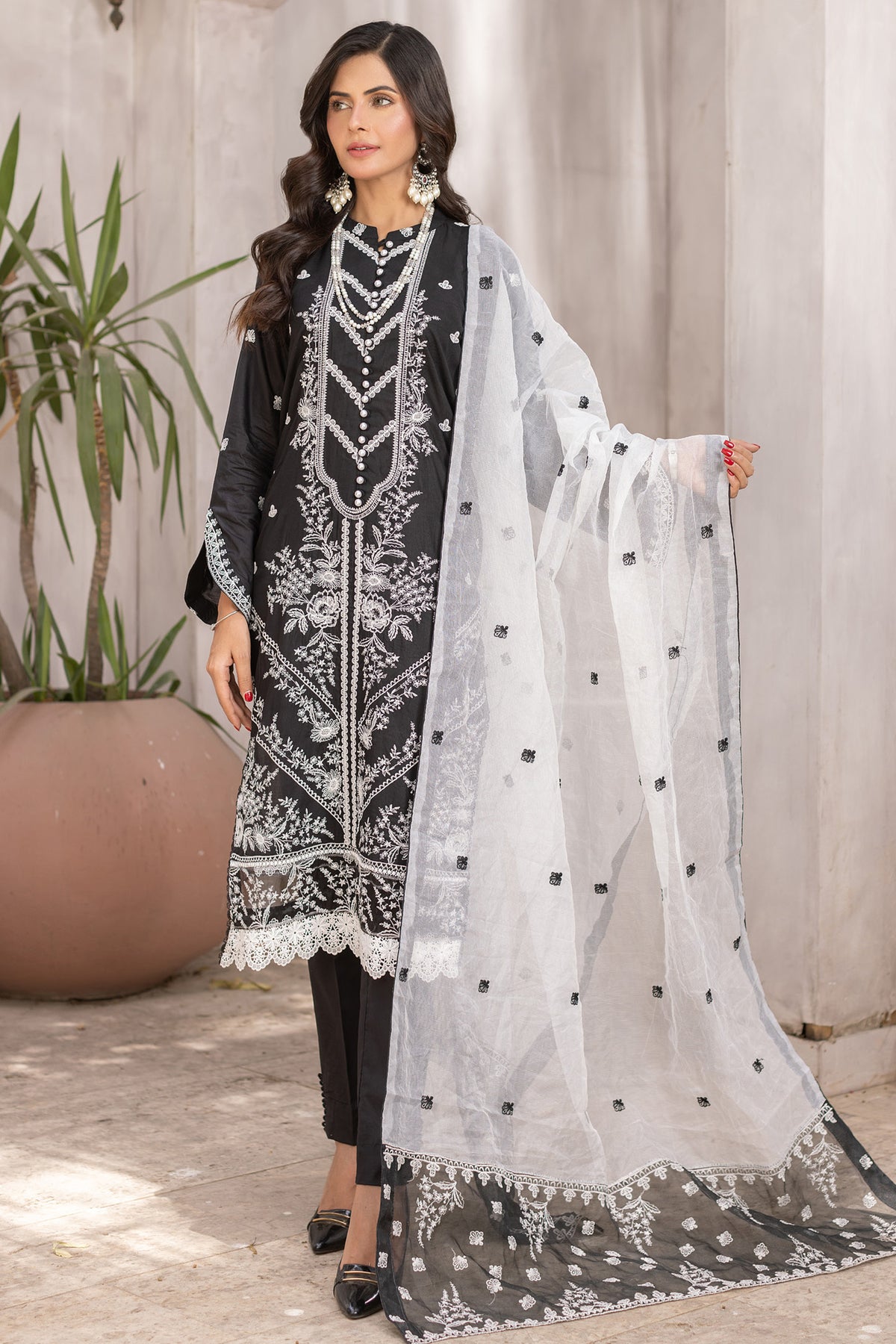Rajis Mehak e Jahan features a timeless black and white combination
