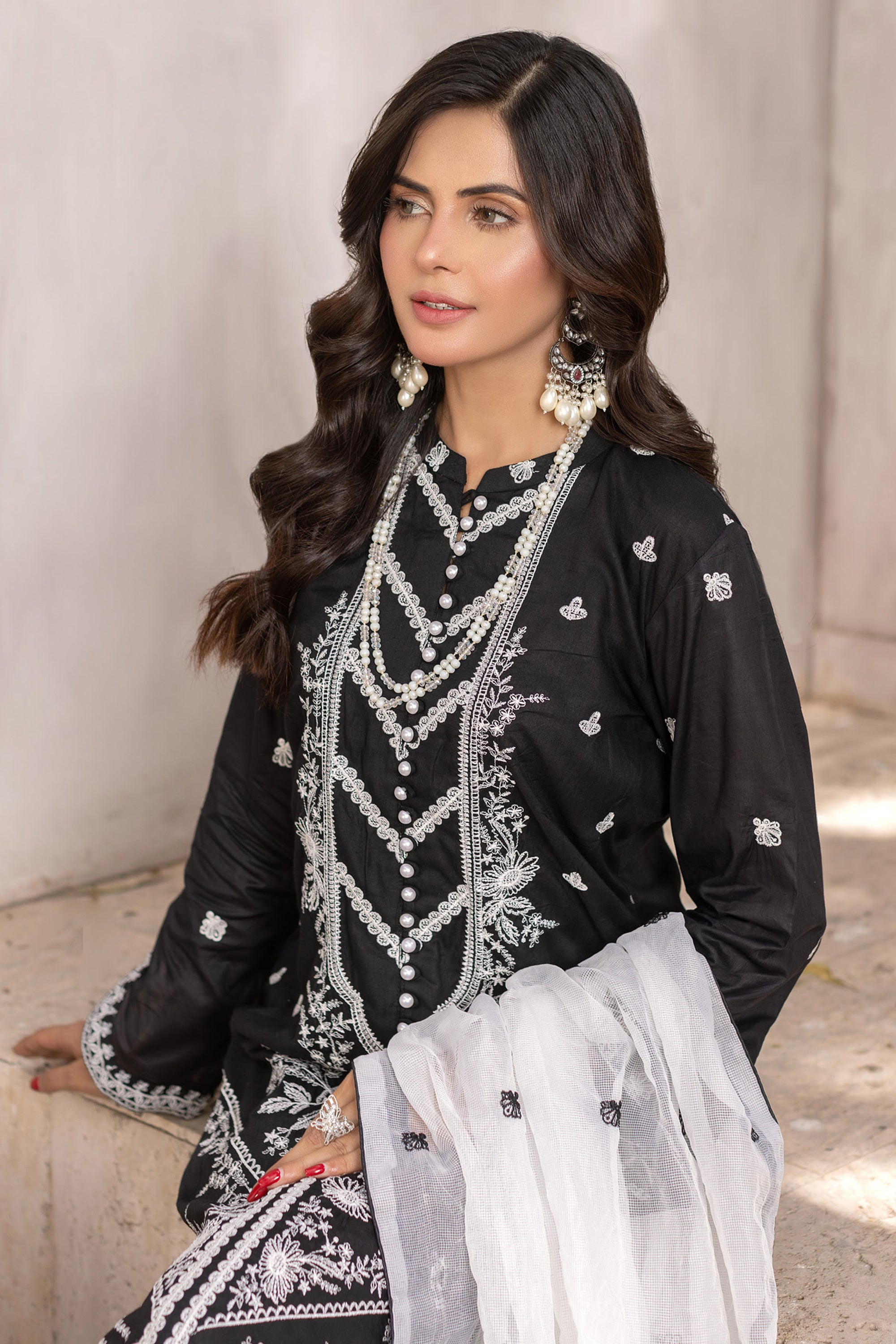 Rajis Mehak e Jahan features a timeless black and white combination