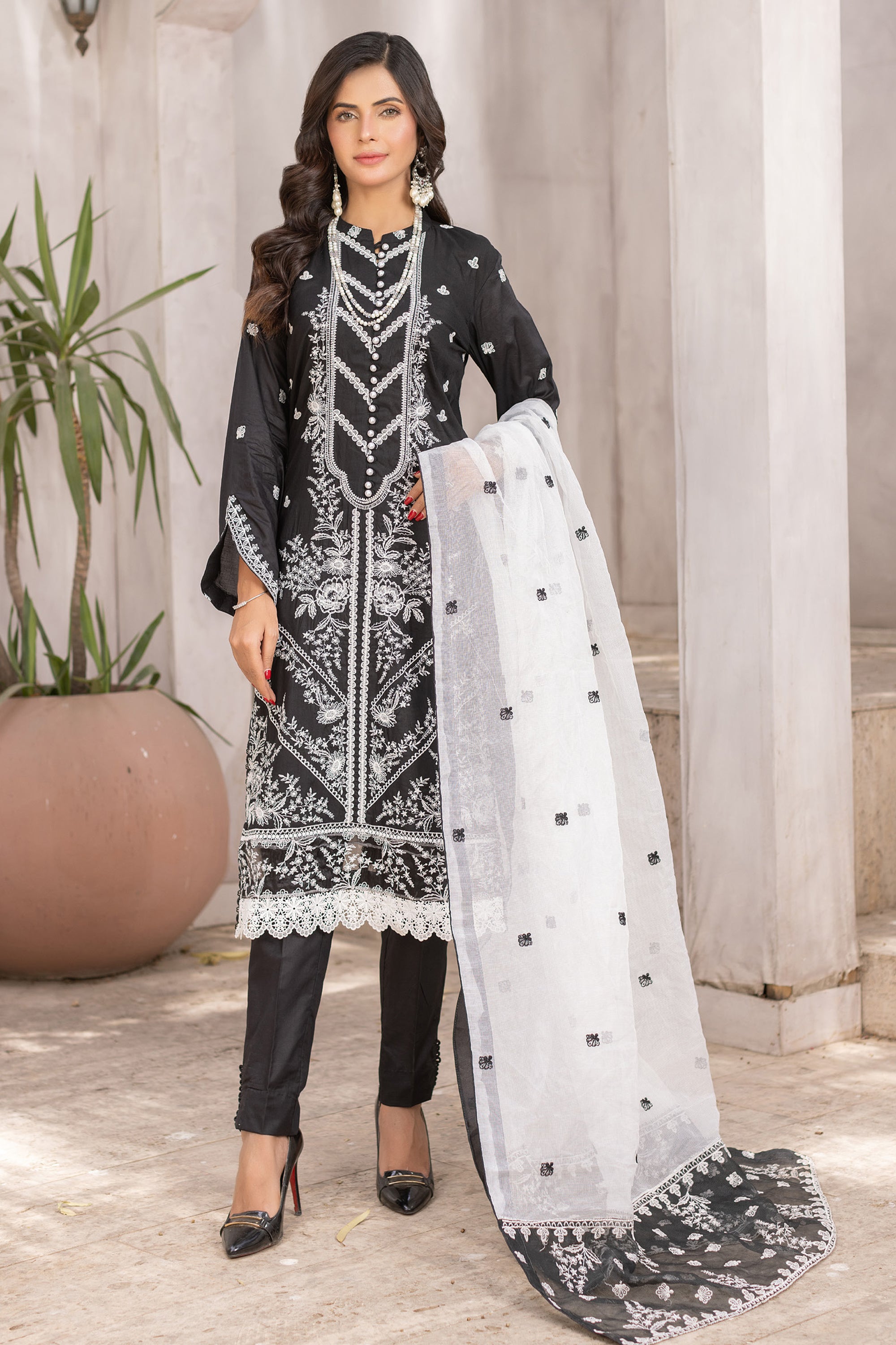 Rajis Mehak e Jahan features a timeless black and white combination