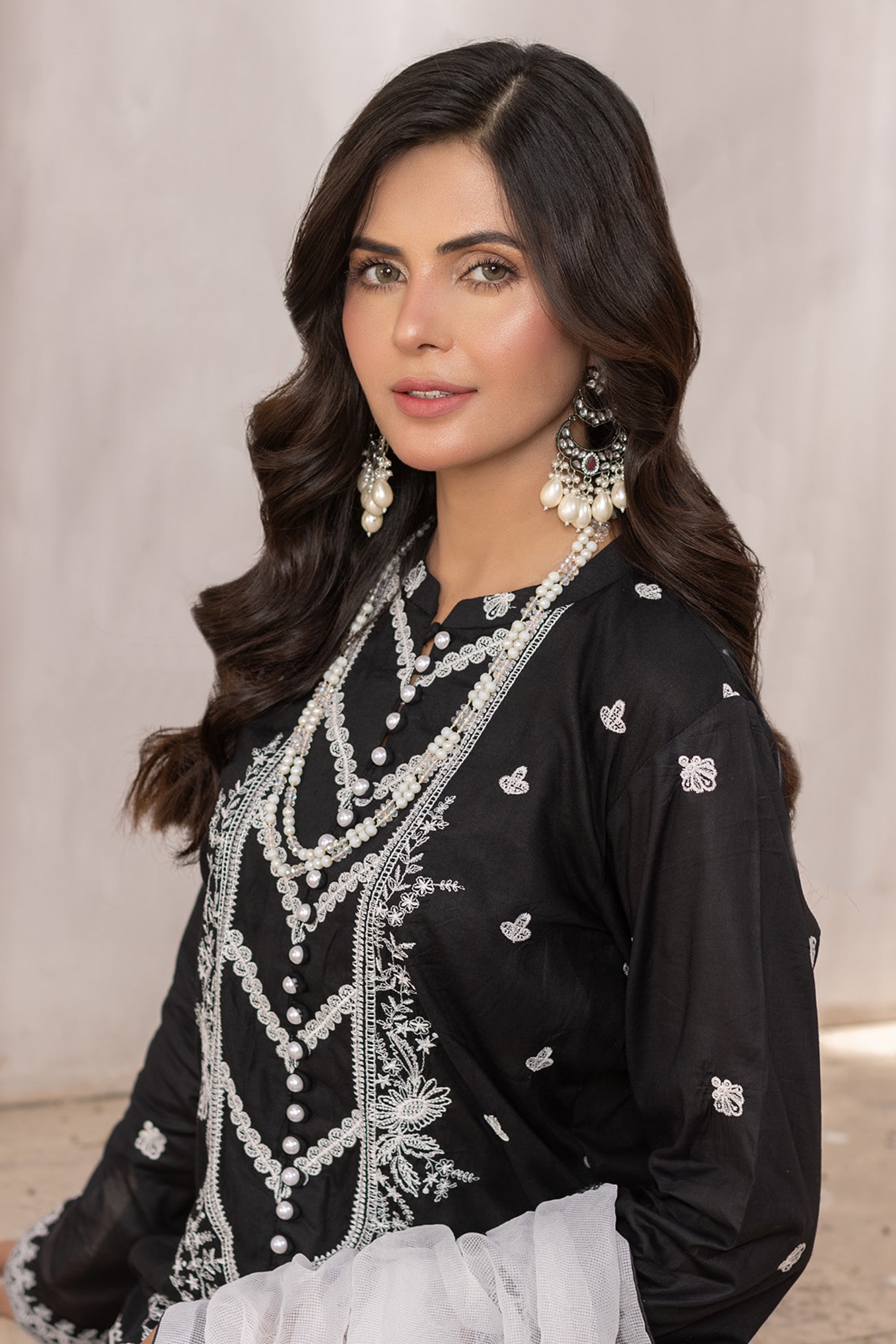 Rajis Mehak e Jahan features a timeless black and white combination